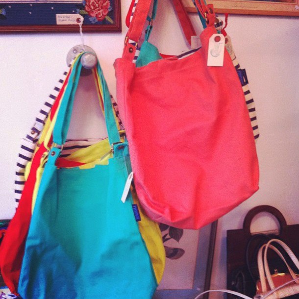 colorful canvas duck bags by Baggu